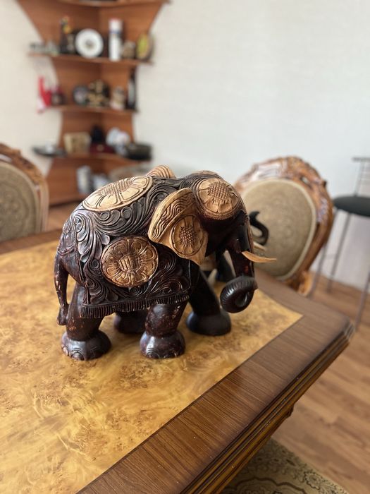 Великі слони різьблені
