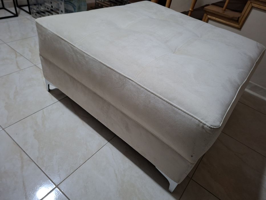 Pufa duża biała do salonu