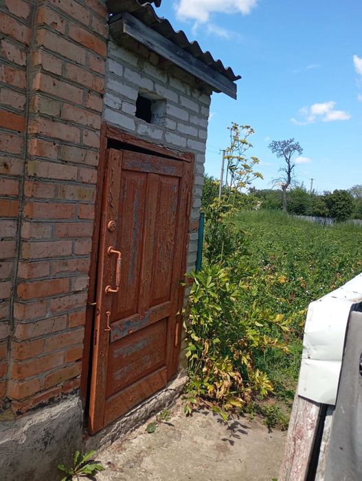 ТЕРМІНОВО  ПРОДАЄТЬСЯ  будинок на дві окремі половини смт.Червоне Бердичівський р-н, Житомирська обл