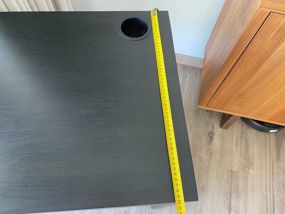 Secretária IKEA com gaveta e gestão de cabos integrada