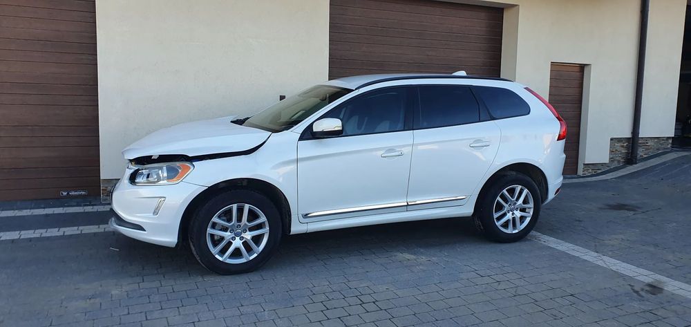 Volvo XC 60 2.5 250KM Biała perła. Dwukolorowa skóra, Po kolizji dorgowej