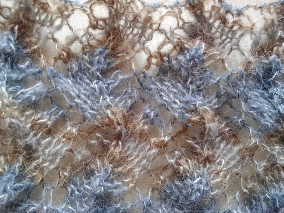 Szal ażurowy robiony na drutach