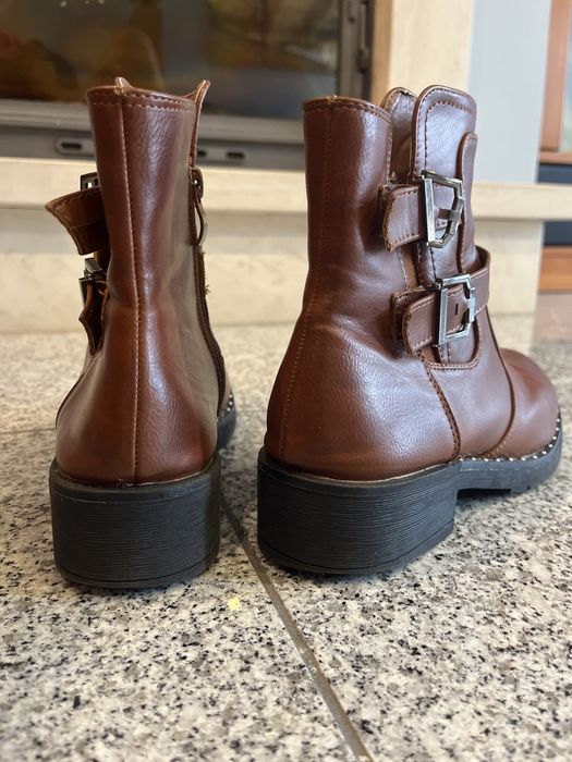 Botas castanhas confortaveis e quentes