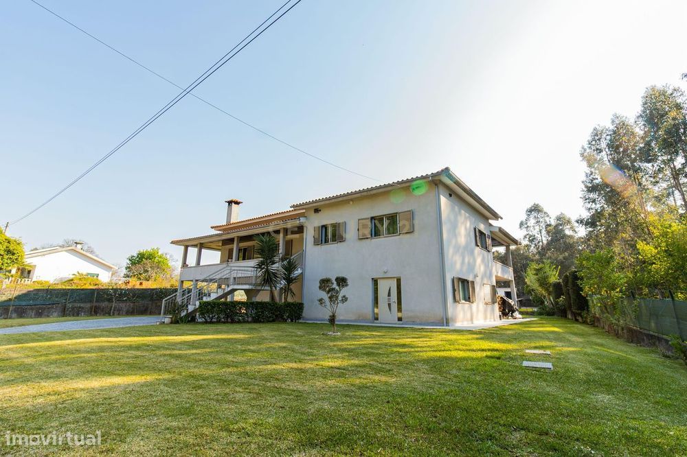 Moradia T4 Independente com Piscina, em Fiscal Amares