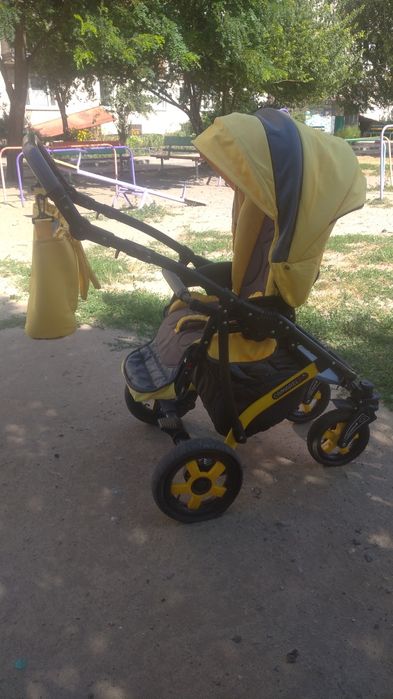 Продаємо дитячу колесницю