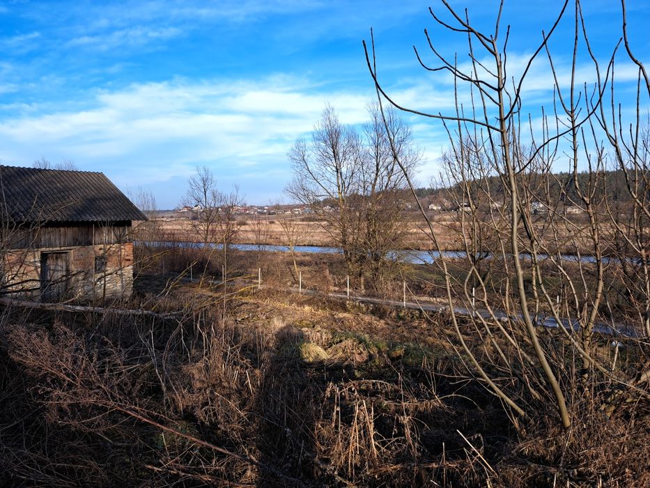 Глиняна хата та господарські будівлі, земельна ділянка під забудову