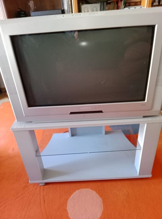 Televisão  com móvel, usada mas a funcionar  bem.