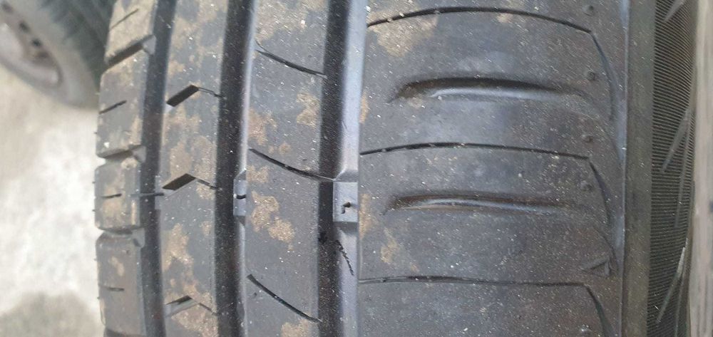 Conjunto de duas rodas completas 165/70 R13 com pneus novos.