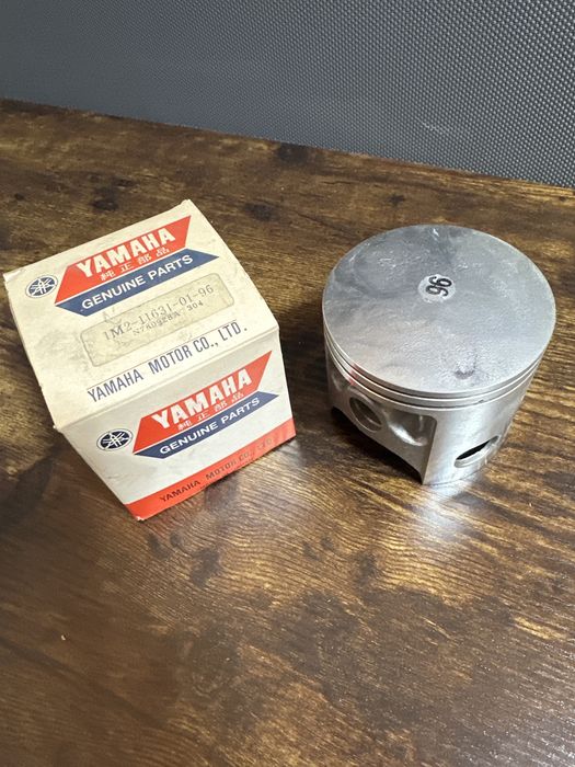 Tłok NOS Yamaha DT 400 MX  1M2-11631-01-96