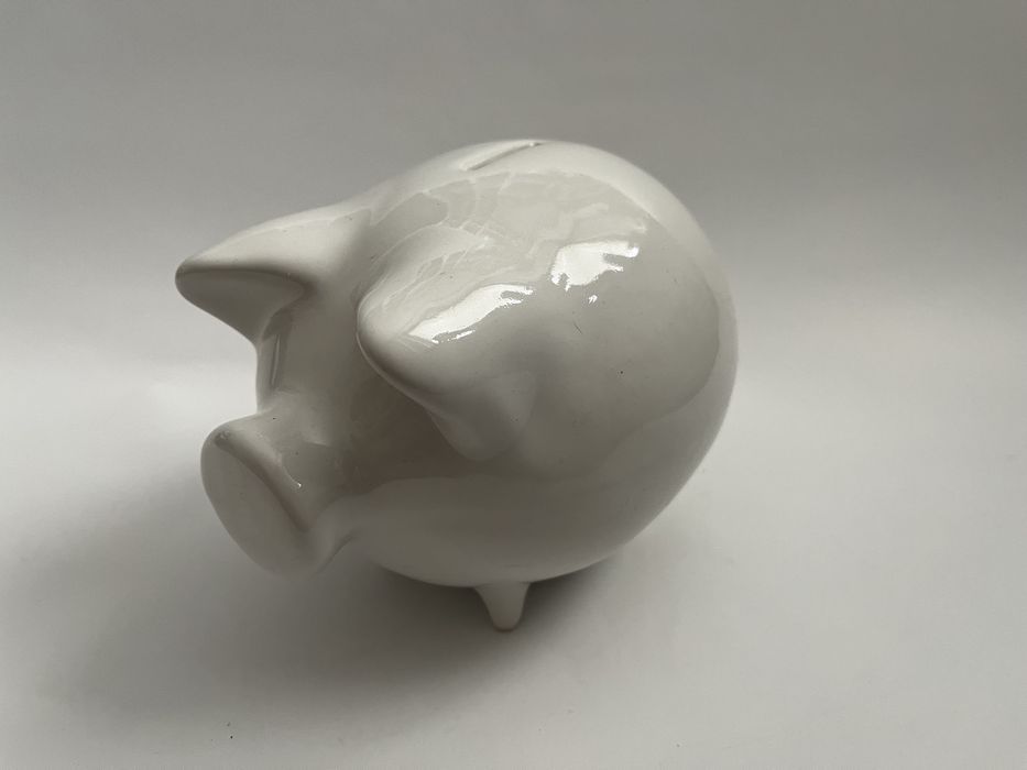 Ceramiczna skarbonka świnka z lat 90. XX w.