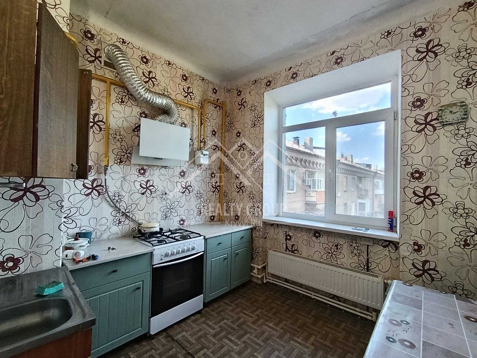 Продаж просторої 2к Сталінки на Соцмісті