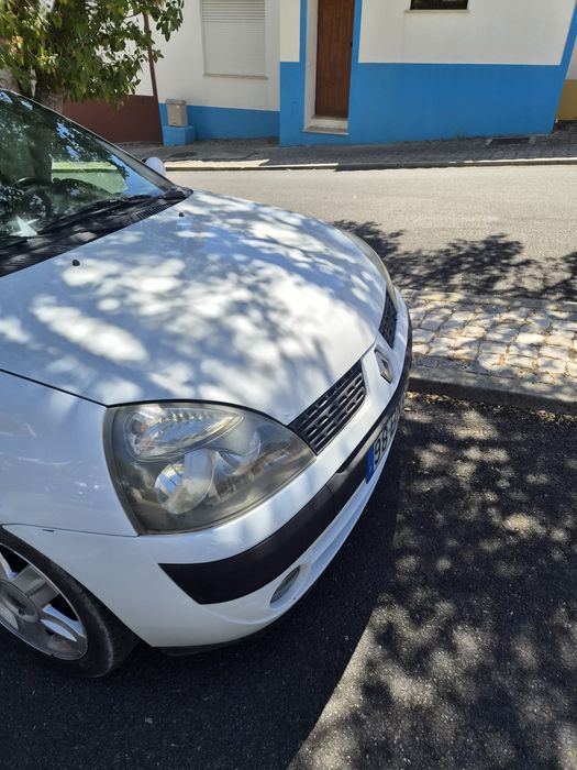 Renault clio na cor branca com jantes original