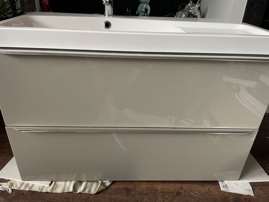 Szafka z unywalka i kranem