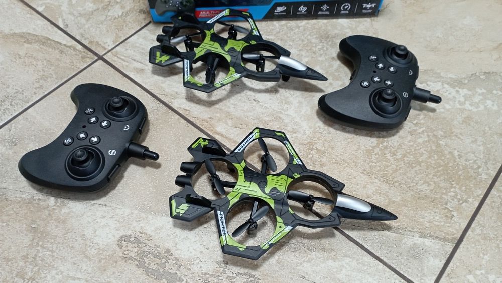 Самолёт на пульте управления.