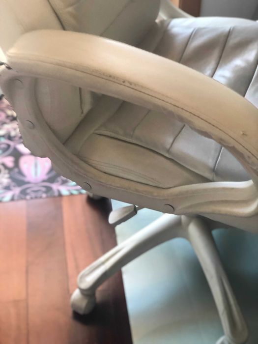 Cadeira de secretária branca em pele
