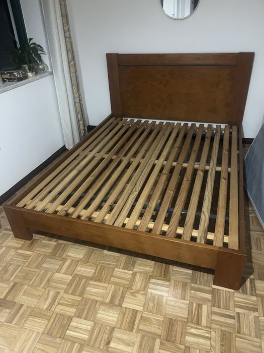 Cama de casal em madeira macica com 1,60 de largura por 2,00 de compri