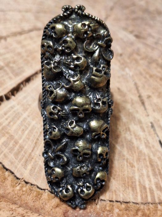 Anel gótico caveiras