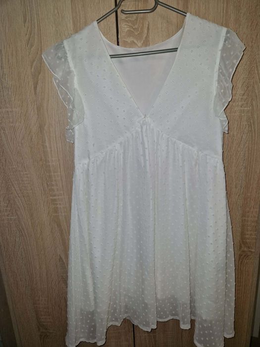 Biała sukienka w kropki