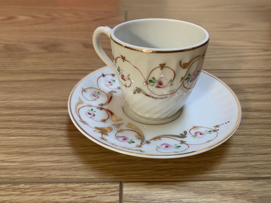 Peças da Vista Alegre pintadas a mão