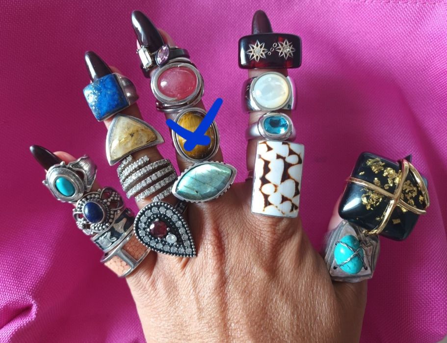 Vários aneis prata e pedras preciosas