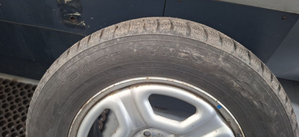 Продам шины зимние нокиан 215 65 r16