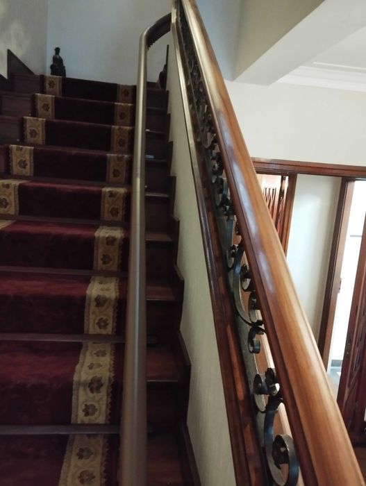 Cadeira elevatória curva com toa a estrutura