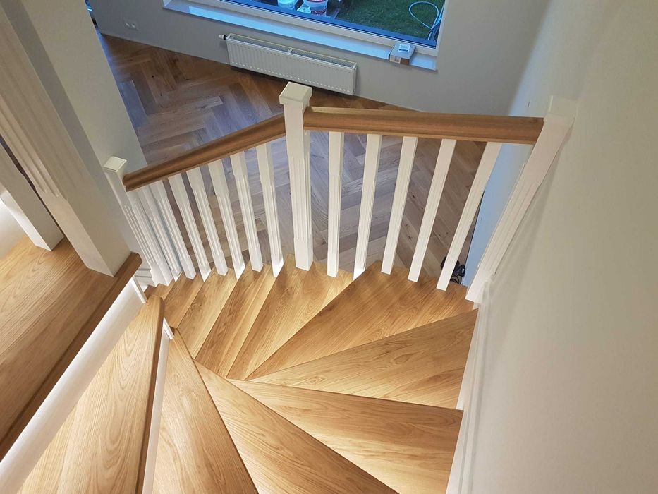 Schody dębowe z białym podstopniem podświetlane Wycena Gratis