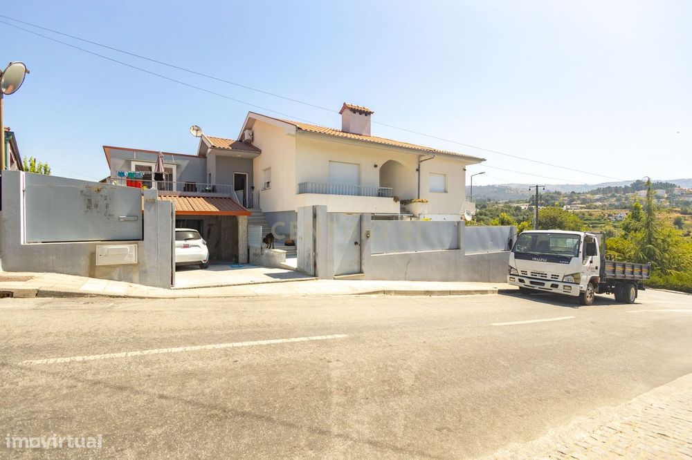 Moradia Renovada em Marco de Canaveses com restaurante no piso inferio