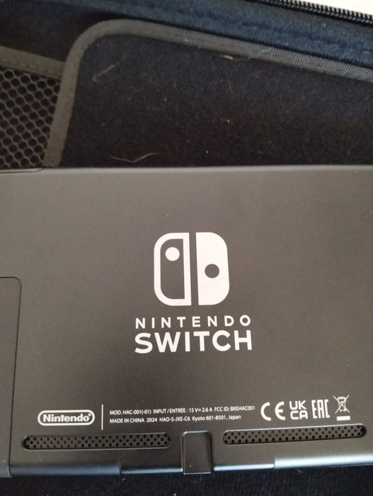 Nintendo switch com comandos, fios e acessórios