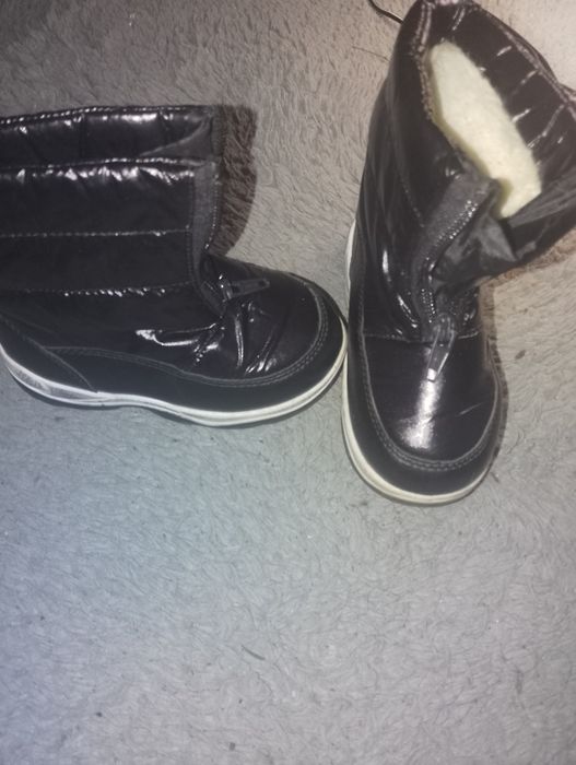 Продам Детские дутики.