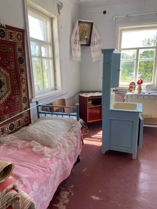 Продам будинок біля озера із земельною ділянкою (центр)