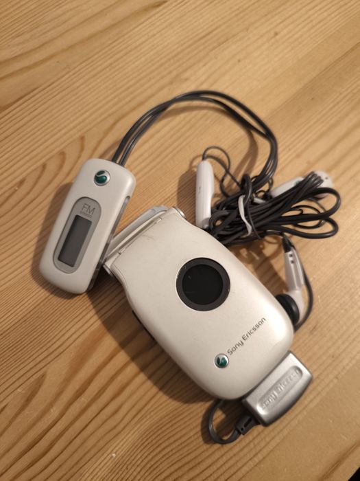 Telefon Sony Ericsson Z200 plus FM