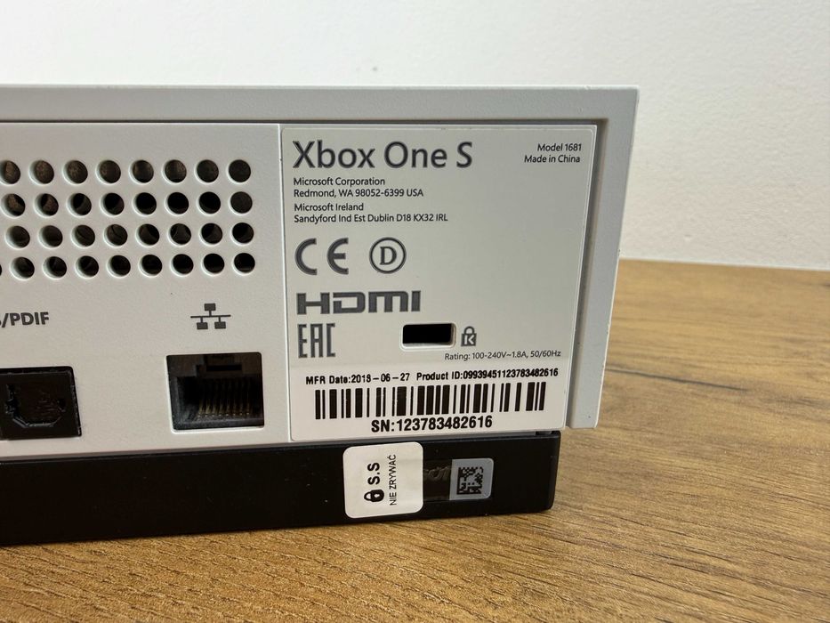 Konsola Xbox One S 1000GB + pad, wersja NA PŁYTY, komplet kabli - GRY