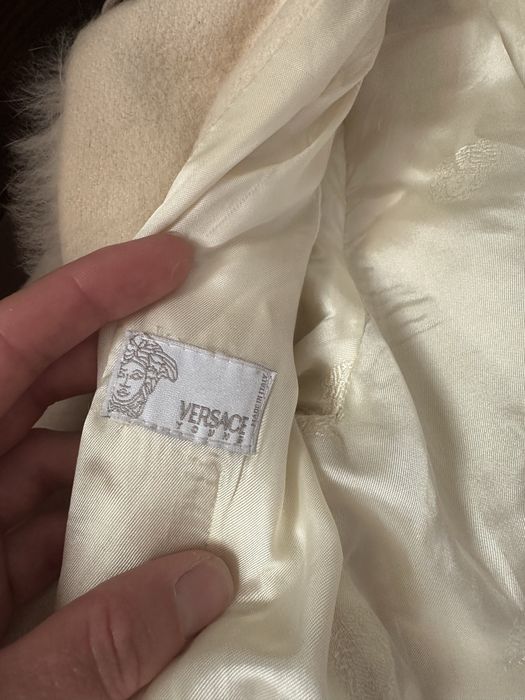 Пальто оздобленно натуральним хутром