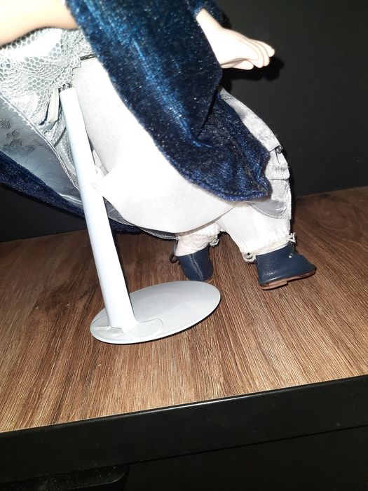 Duża porcelanowa kolekcjonerska lalka z podstawka