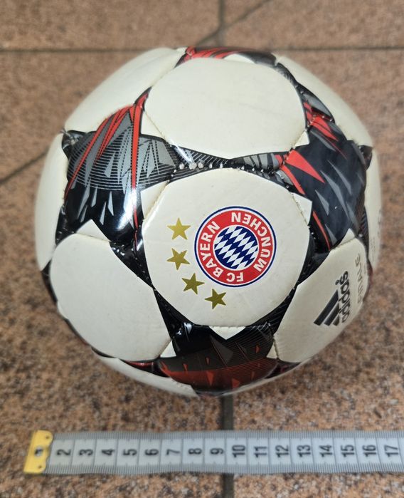 Piłka nożna UEFA , Adidas , Bayern Monachium