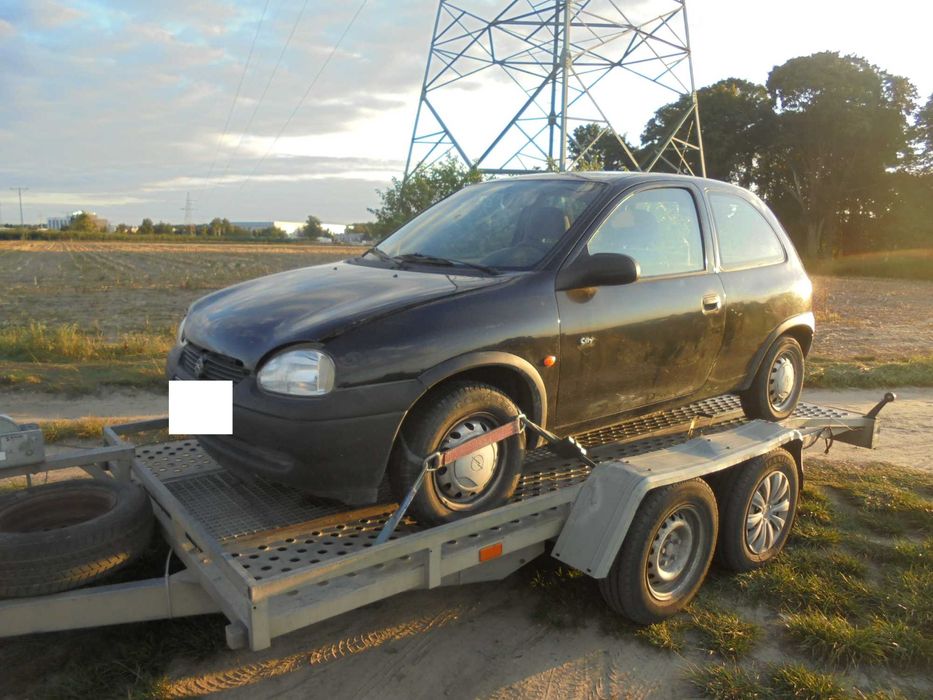 Opel Corsa B 1.0 benzyna 3 drzwi kolor czarny na części