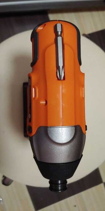 Шуруповерт Гайковерт ударный Black+Decker BDCI20C