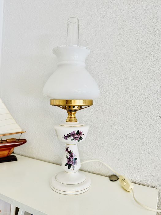 Lampa stołowa retro z kwiatowym motywem