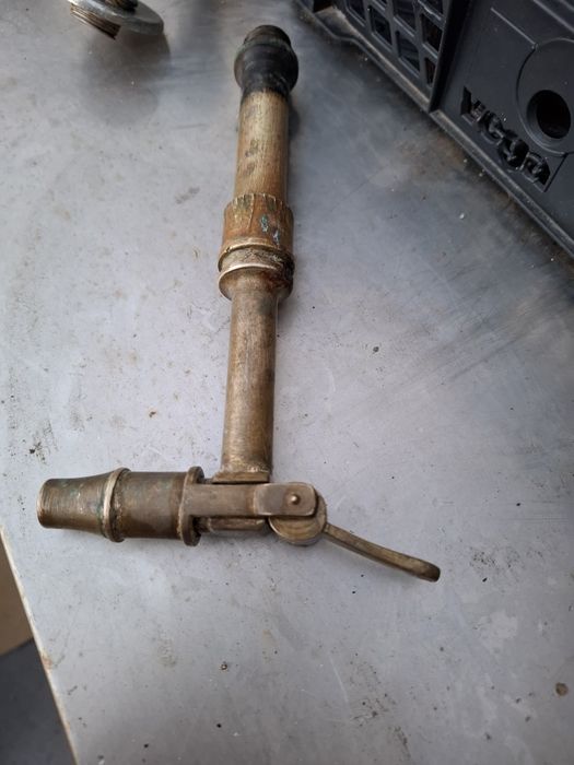 Torneira de bica de taberna em latão