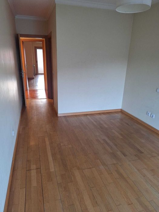 Apartamento T2 Com Garagem Para Arrendamento Em Astromil, Paredes