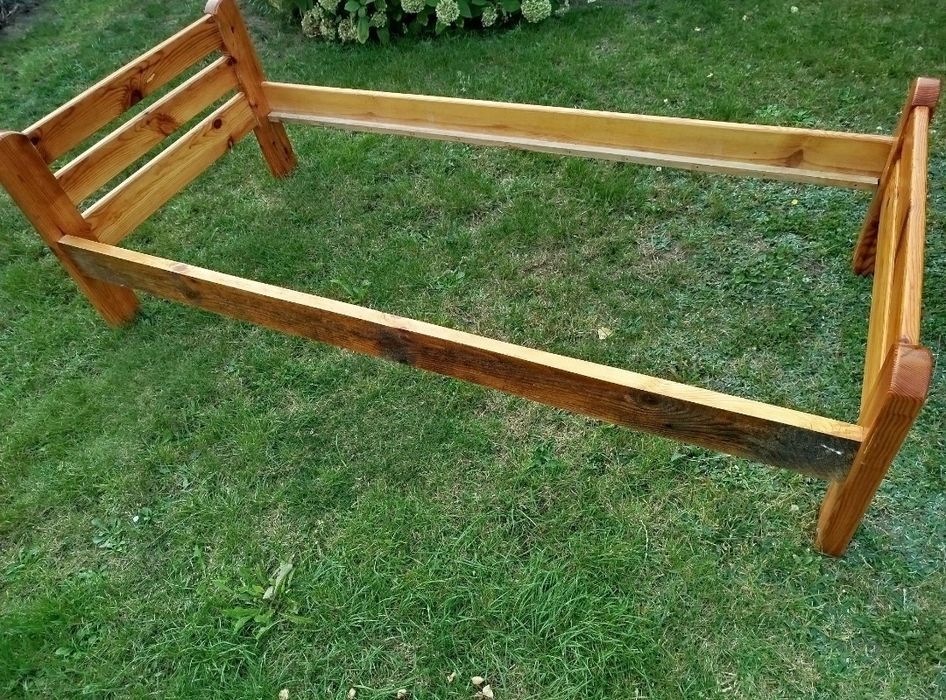 Sprzedam łóżko sosnowe.