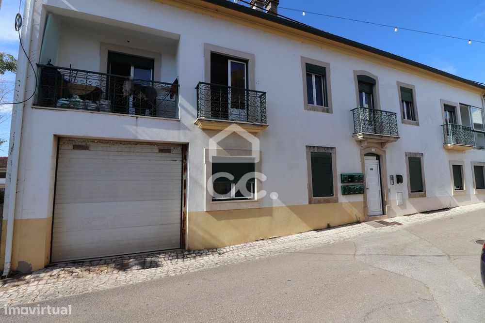 Prédio com 8 apartamentos com garagem e estacionamento privativo, em ó