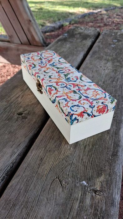 Caixa de madeira personalizada feita ha mão, com a art da tecnica do guardanapo.