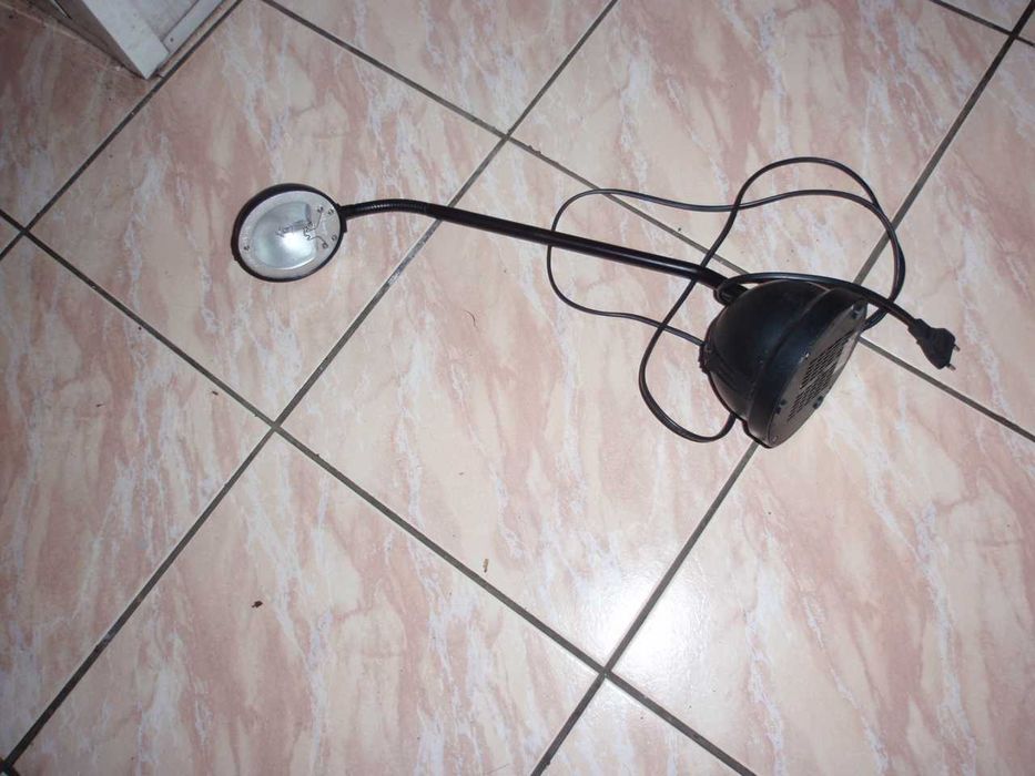 Lampa na biurko  ze zmianą natężenia światła