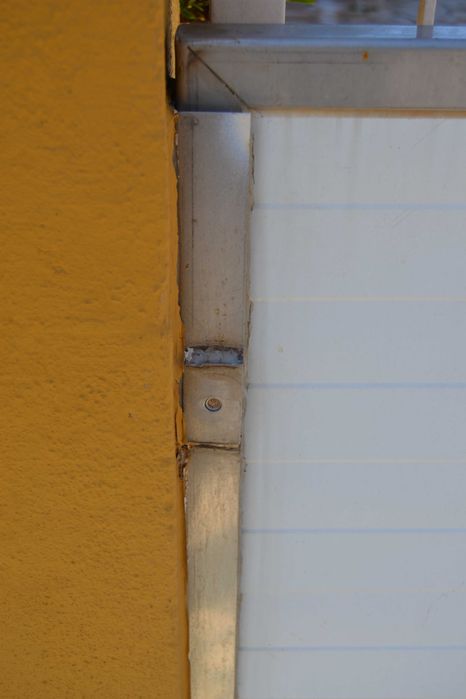 Dois tapumes para retenção de águas