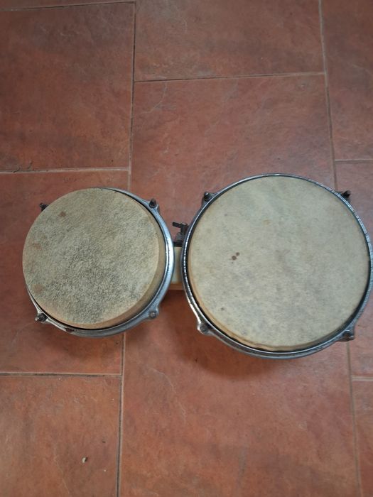Bongos de madeira e pele