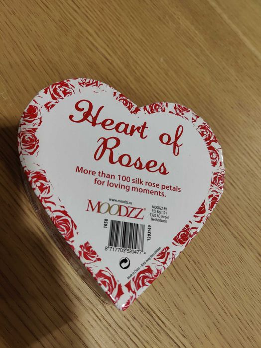 Sino e caixa de pétalas vermelhas