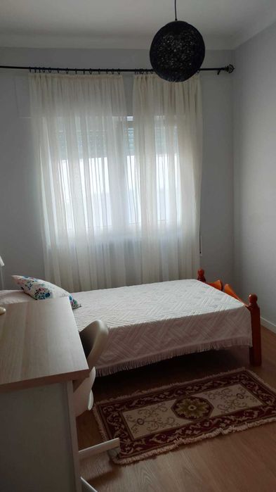 Quarto para estudantes em apartamento na Avenida Luísa Tody, no centro de Setúbal.