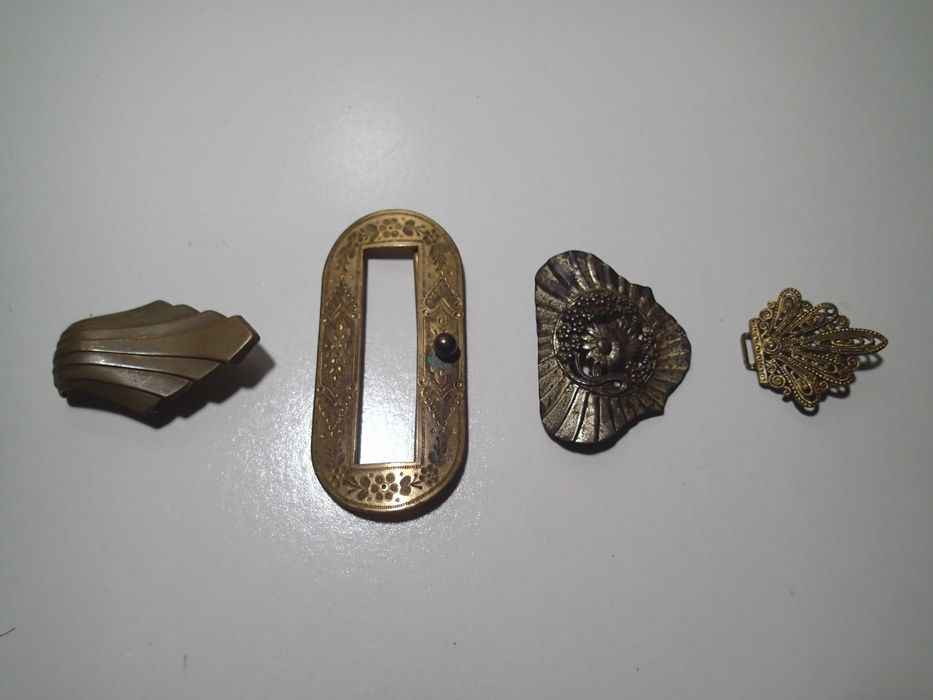 Fivelas antigas em metal